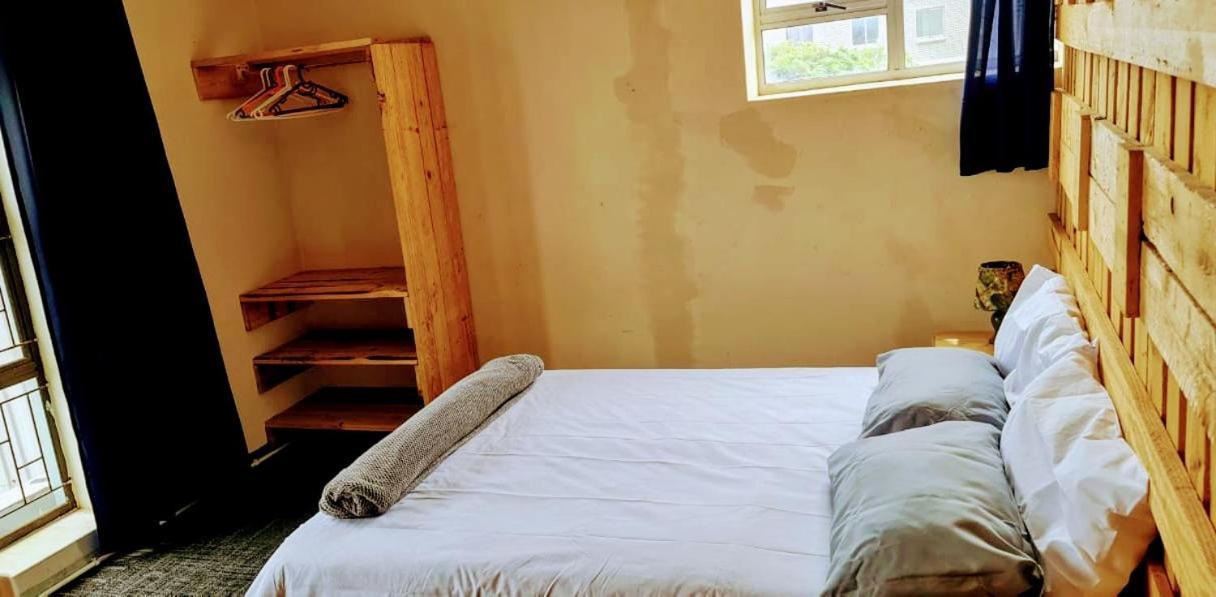 Sunset Backpackers Hostel *